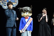 左から山崎育三郎、江戸川コナン、河北麻友子。