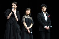 左から河北麻友子、山崎和佳奈、小山力也。