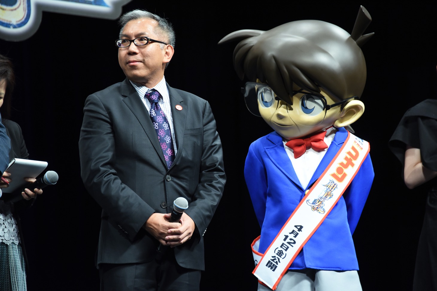 左からシンガポール政府観光局副長官のチャン・チーペイ氏、江戸川コナン。