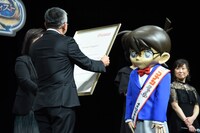 ウェルカムレターを読み上げるチャン・チーペイ氏（左）。