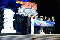 劇場アニメ「名探偵コナン 紺青の拳」の完成披露舞台挨拶の様子。