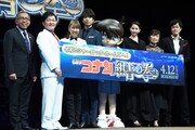 劇場アニメ「名探偵コナン 紺青の拳」の完成披露舞台挨拶より。左からシンガポール政府観光局副長官のチャン・チーペイ氏、山口勝平、高山みなみ、山崎育三郎、江戸川コナン、河北麻友子、山崎和佳奈、小山力也。