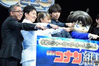 劇場アニメ「名探偵コナン 紺青の拳」の完成披露舞台挨拶の様子。