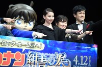 劇場アニメ「名探偵コナン 紺青の拳」の完成披露舞台挨拶の様子。