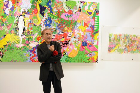 天野喜孝と、後ろが本展のために描き下ろされた作品。