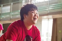 小平大智演じる遠野浩司。