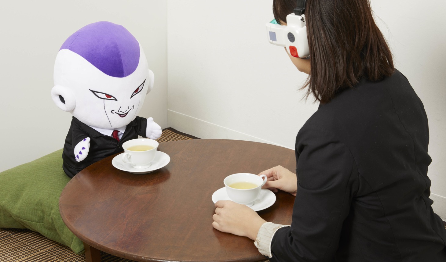 「PCクッション どらごんぼーるぜっと 理想の上司フリーザ」の使用イメージ。