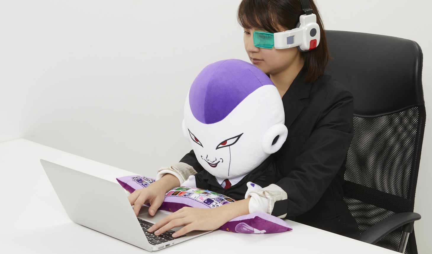 「PCクッション どらごんぼーるぜっと 理想の上司フリーザ」の使用イメージ。