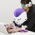 理想の上司?「ドラゴンボールZ」スーツ姿のフリーザ様を抱いてデスクワーク