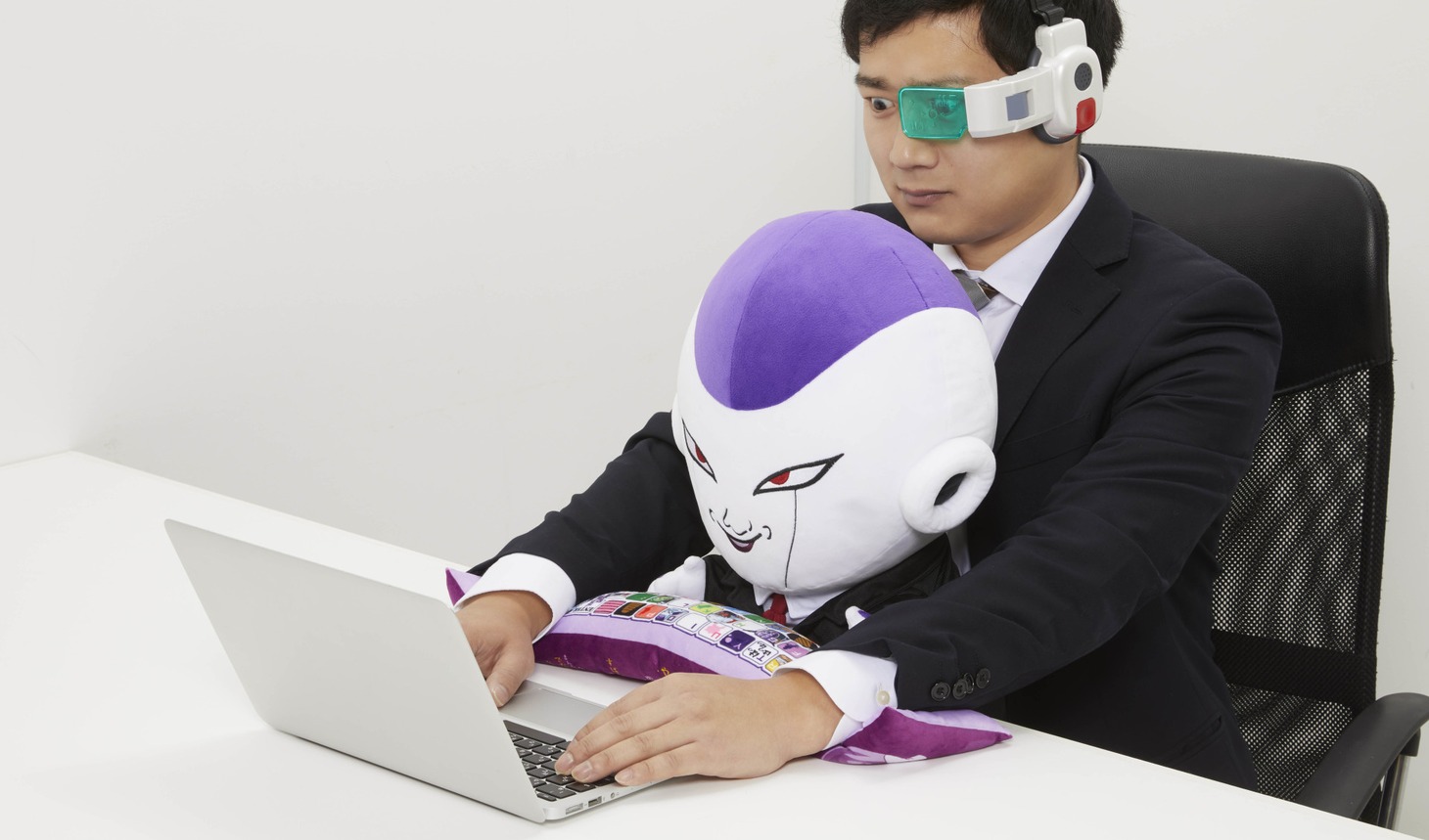 「PCクッション どらごんぼーるぜっと 理想の上司フリーザ」の使用イメージ。