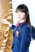 田中日奈子扮する鳳月さとわ。