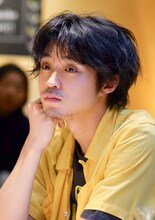 井上航役の磯村勇斗。