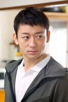 小日向大策役の山本耕史。