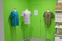 「『よつばと！』最新原画展」のグッズコーナー。