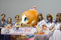 映画「パンドラとアクビ」舞台挨拶の様子。左から曽我準監督、田村睦心、天城サリー、あくびちゃんの着ぐるみ、白沢かなえ、花川芽衣、宮瀬玲奈。