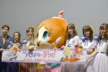 映画「パンドラとアクビ」舞台挨拶の様子。左から曽我準監督、田村睦心、天城サリー、あくびちゃんの着ぐるみ、白沢かなえ、花川芽衣、宮瀬玲奈。