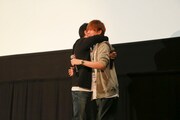 「『DOUBLE DECKER! ダグ&キリル』トークショー付きEXTRA一挙上映会」の様子。降壇間際、抱擁する三上哲(左)、天崎滉平(右)。