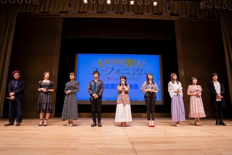 左から石原立也監督、安済知佳、朝井彩加、石谷春貴、黒沢ともよ、雨宮天、七瀬彩夏、久野美咲、土屋神葉。