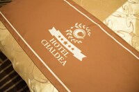 「ホテルカルデア」のロゴマーク。