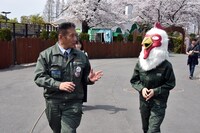 下康浩飼育課長の解説を受けながら移動する板垣巴留。