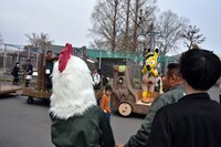 東武動物公園のキャラクター・トッピーと目が合う板垣巴留。