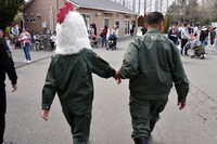 視界が悪いため、手を引かれながら移動する板垣巴留。