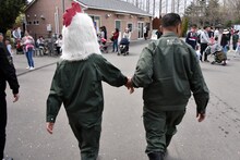 視界が悪いため、手を引かれながら移動する板垣巴留。