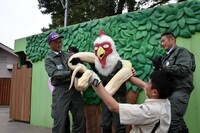 白ヘビに巻き付かれる板垣巴留。