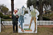 「BEASTARS」のレゴシと、このコラボのために描き下ろしたホワイトタイガーのパネルの横に立つ板垣巴留。