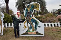 ルイ、イブキのパネルの横に立つ板垣巴留。