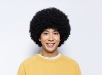 アフロ姿の賀来賢人。