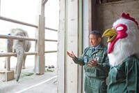 象についての解説を受ける板垣巴留。（撮影：石川真魚）