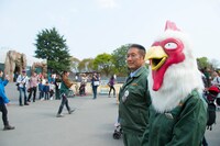 パレードを眺める板垣巴留。（撮影：石川真魚）