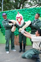 白ヘビに巻き付かれる板垣巴留。（撮影：石川真魚）