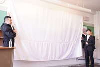 黒板に描かれたビジュアルの除幕を行う登壇者。