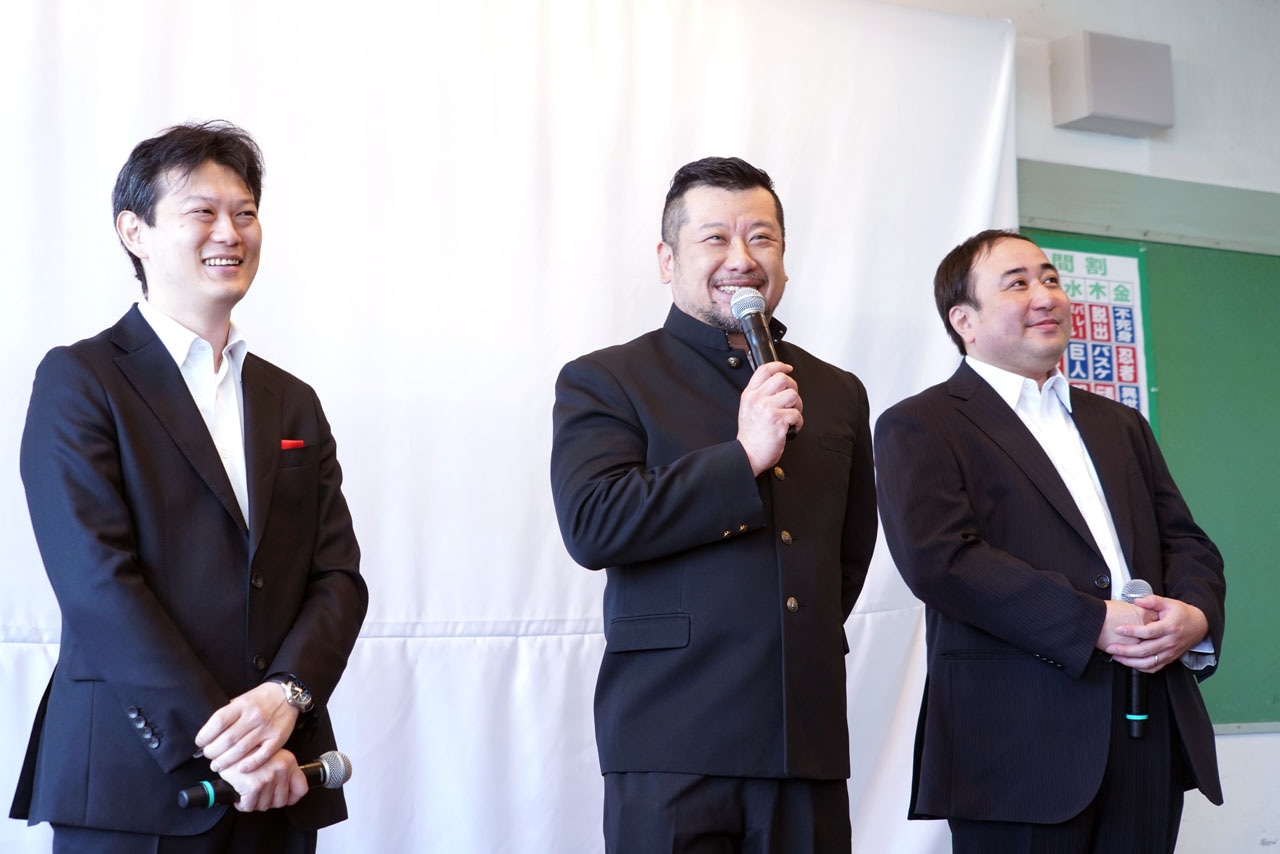 左から中野裕之編集長、ケンドーコバヤシ、栗田宏俊編集長。