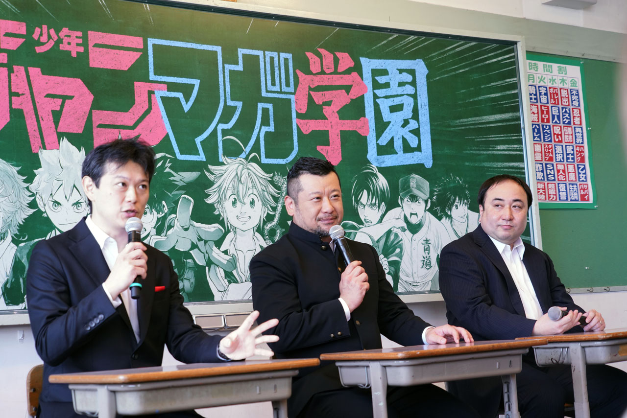 左から中野裕之編集長、ケンドーコバヤシ、栗田宏俊編集長。