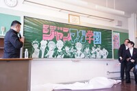 黒板に描かれたビジュアルの除幕を行う登壇者。