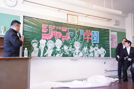 黒板に描かれたビジュアルの除幕を行う登壇者。