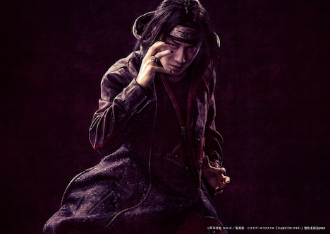 良知真次扮するうちはイタチ。