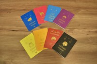 「『名探偵コナン』紺青の旅券（パスポート）フェア」でもらえる「パスポート風ノート」。