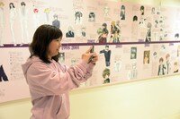 「メイキング・オブ・イケメン」コーナーの写真を撮る新條まゆ。