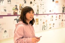 「デビュー25周年記念 新條まゆイケメン展▼」を巡る新條まゆ。