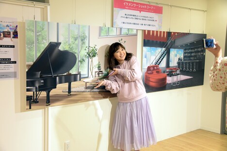 専用アプリを使って、キャラクターと撮影する新條まゆ。