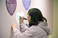 メッセージスペースに書き込む新條まゆ。