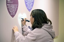 メッセージスペースに書き込む新條まゆ。