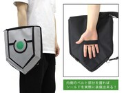 内側のベルトを持った様子。