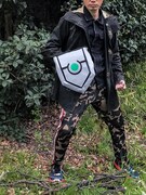 「盾の勇者の成り上がり スモールシールドバッグ」の装着例。