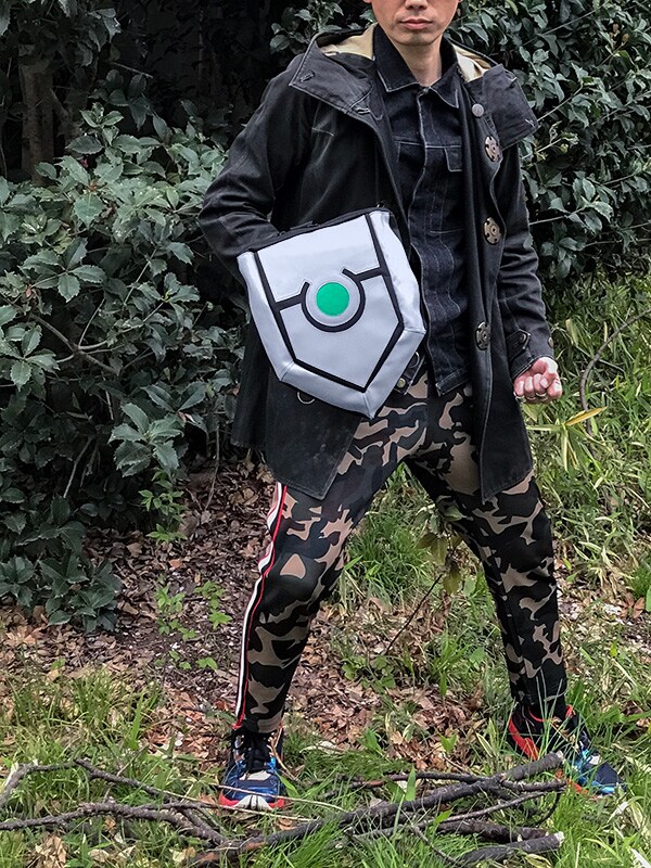 「盾の勇者の成り上がり スモールシールドバッグ」の装着例。