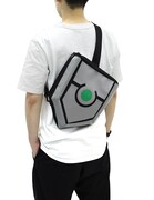 「盾の勇者の成り上がり スモールシールドバッグ」を背負った様子。